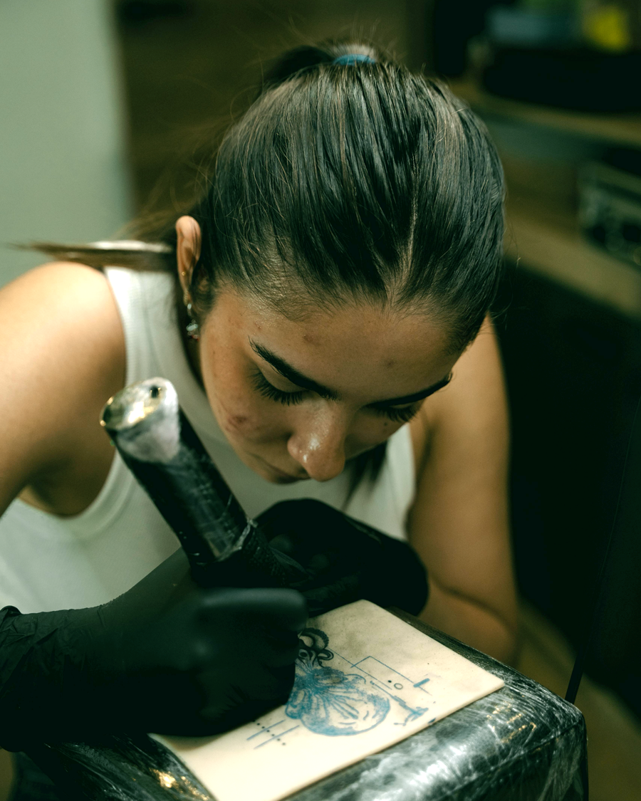 Alumna trabajando un diseño propio